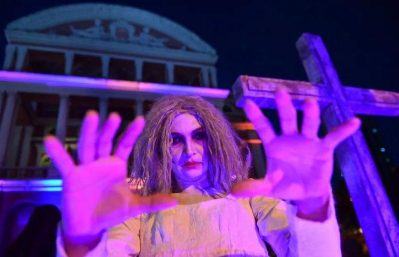 'Halloween do Teatro Amazonas' tem visitação performática com personagens dos filmes de terror