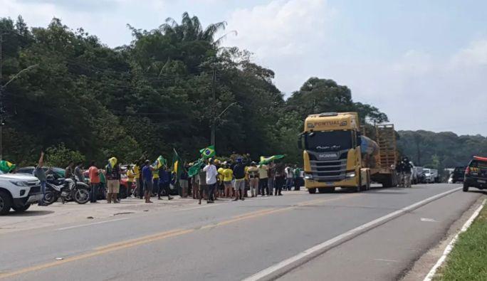 AM tem pontos de interdição em protestos contra resultado das urnas após derrota de Bolsonaro
