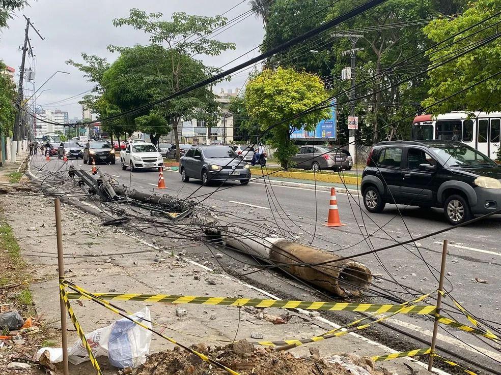 Caminhão derruba poste na Avenida Efigênio Sales, em Manaus; acidente deixa trânsito lento