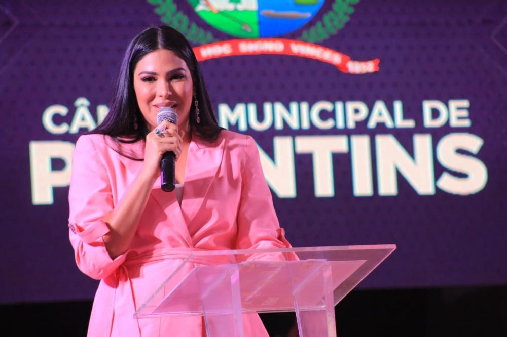 Em sessão emocionante, Mayra Dias recebe título de cidadania parintinense 