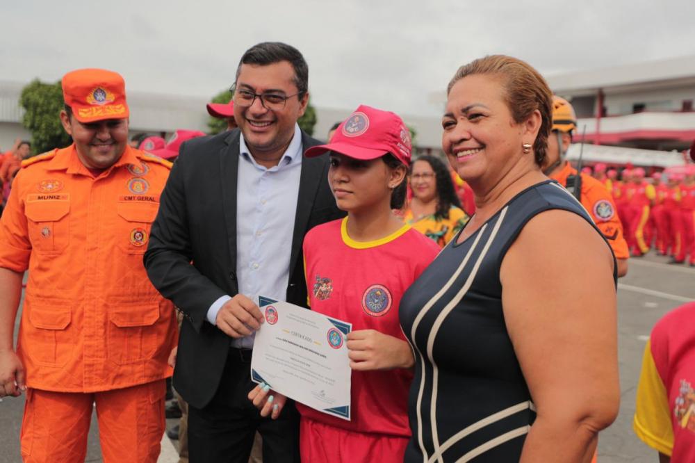 Wilson Lima entrega certificados para bombeiros mirins formados no Amazonas
