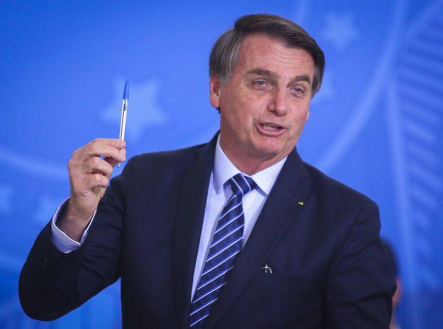 No apagar das luzes, governo Bolsonaro faz bloqueio bilionário na educação