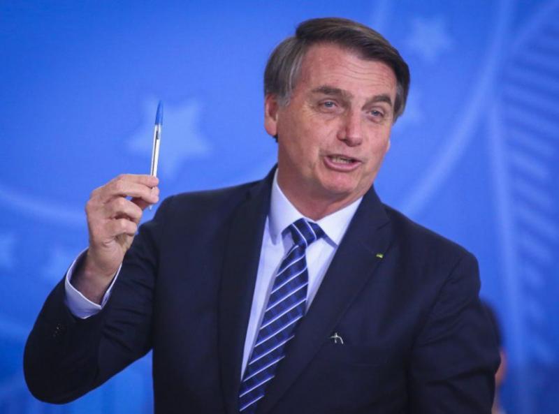 No apagar das luzes, governo Bolsonaro faz bloqueio bilionário na educação