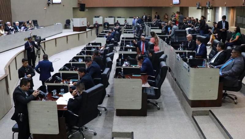 Vereadores aprovam aumento de 15% para salários dos servidores comissionados de Manaus