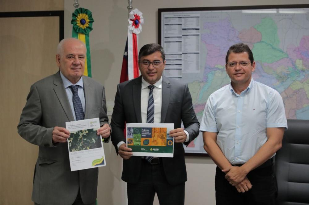 Wilson Lima assina ordem de serviço para obras de infraestrutura no bairro Colônia Antônio Aleixo