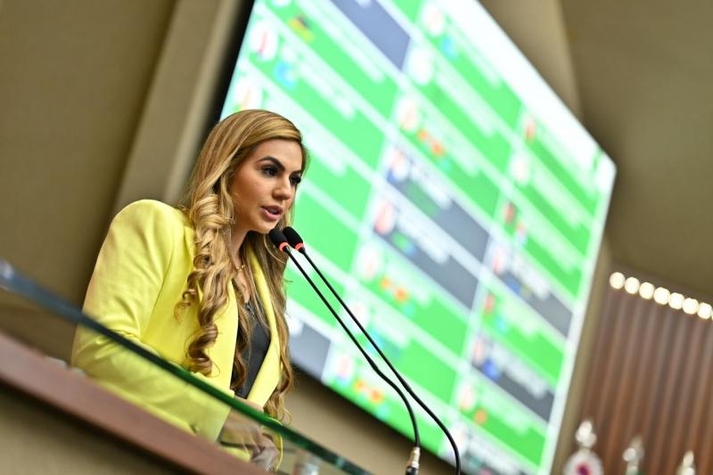 Débora Menezes apresenta Projeto de Lei que prioriza matrículas de órfãos da Covid