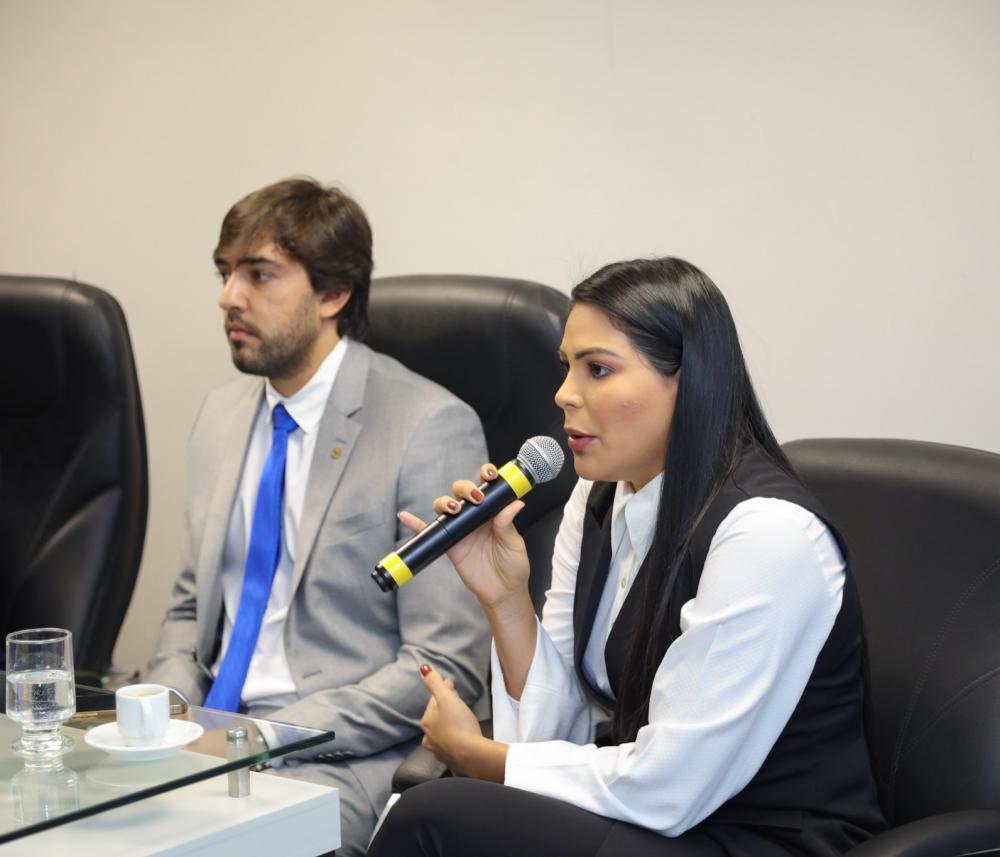 “O REAJUSTE DO SALÁRIO É A VERDADEIRA VALORIZAÇÃO DO PROFISSIONAL DE EDUCAÇÃO “, AFIRMA A DEPUTADA MAYRA DIAS