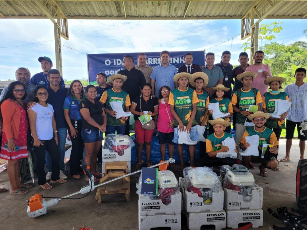 EM BARREIRINHA, IDAM BENEFICIA AGRICULTORES FAMILIARES COM INVESTIMENTO NA FORMA DE CUSTEIO E IMPLEMENTOS PARA ATIVIDADE RURAL