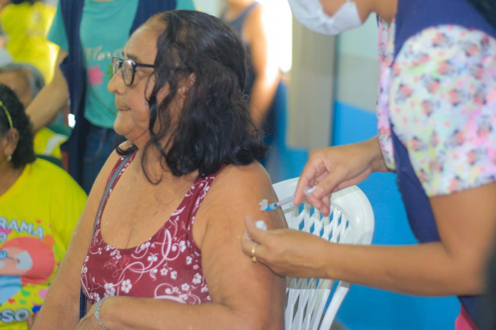 PARINTINS REALIZA FORÇA-TAREFA PARA APLICAÇÃO DE VACINA BIVALENTE CONTRA COVID EM IDOSOS