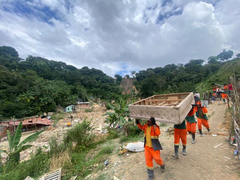 SAIBA COMO FAZER DOAÇÕES PARA AJUDAR AS VÍTIMAS DO DESLIZAMENTO DE TERRA EM MANAUS