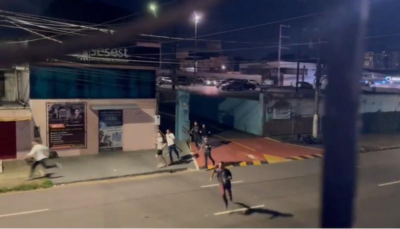 SEGURANÇA É BALEADO E TEM ARMA ROUBADA DURANTE ASSALTO NA ESCOLA DE DIREITO DA UEA, EM MANAUS