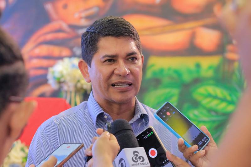 BI GARCIA CONCEDE REAJUSTE SALARIAL A SERVIDORES ADMINISTRATIVOS EFETIVOS