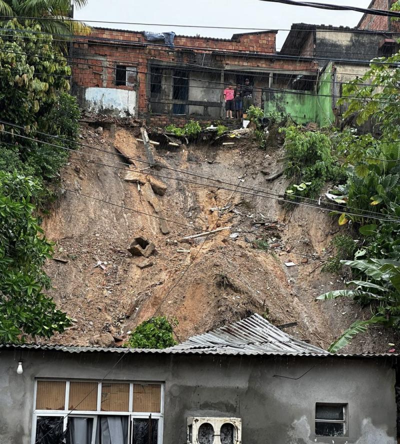 CRIANÇAS FICAM SUBMERSAS APÓS ÁGUA INVADIR CASA NA ZONA LESTE DE MANAUS