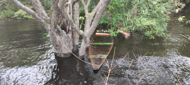 CASAL DE PESCADORES DESAPARECE NO AM E CANOA É ENCONTRADA AMARRADA A ÁRVORE