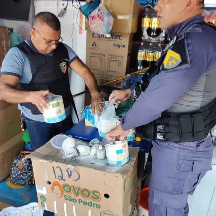 POLÍCIA MILITAR APREENDE MAIS DE 3 KILOS DE ENTORPECENTES EM EMBARCAÇÃO NO MUNICÍPIO DE BOA VISTA DO RAMOS    