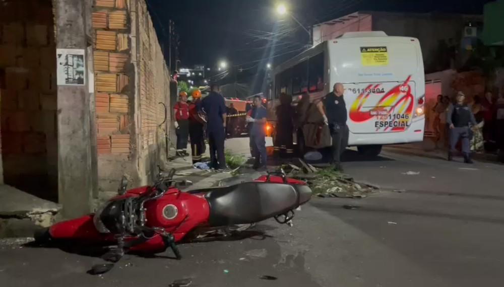 MULHER MORRE APÓS SER ARREMESSADA  DE MOTO E CAIR EM BUEIRO SEM TAMPA MANAUS