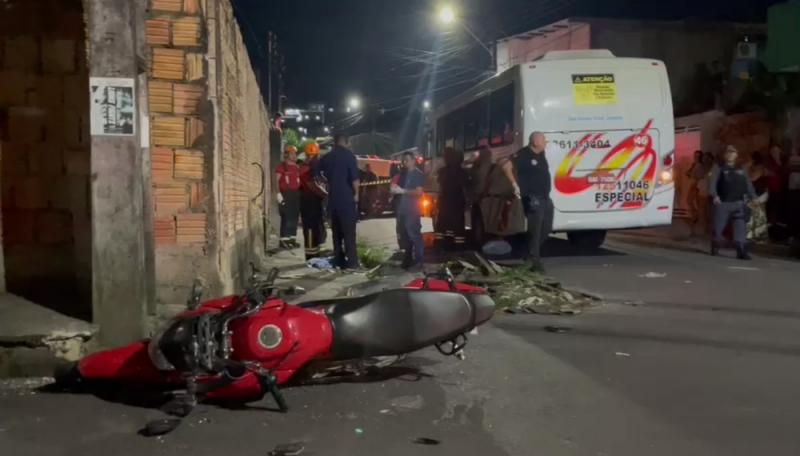 MULHER MORRE APÓS SER ARREMESSADA  DE MOTO E CAIR EM BUEIRO SEM TAMPA MANAUS