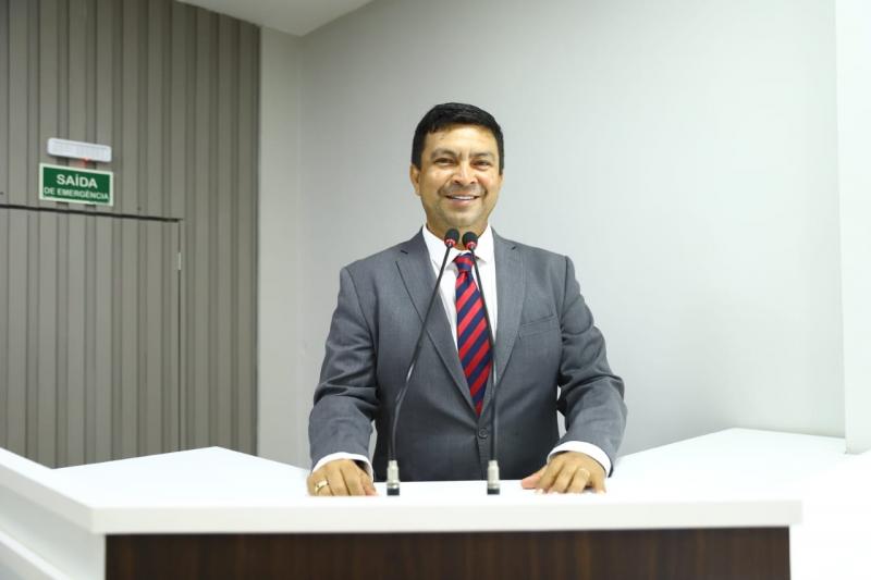 VEREADOR TELO PINTO COBRA ATUAÇÃO MULTIDISCIPLINAR PARA COMBATE À VIOLÊNCIA NAS ESCOLAS