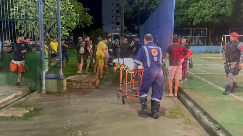 JOVEM É BALEADO ENQUANTO JOGAVA BOLA NO CSU DO PARQUE DEZ, EM MANAUS