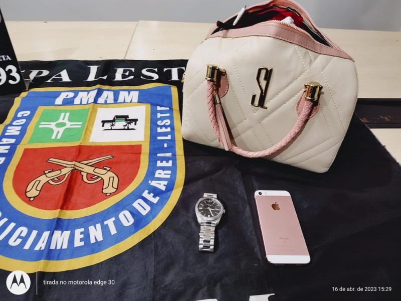 MULHER É PRESA SUSPEITA POR PARTICIPAR DE ASSALTO E EXTORSÃO DE HOMEM EM MANAUS