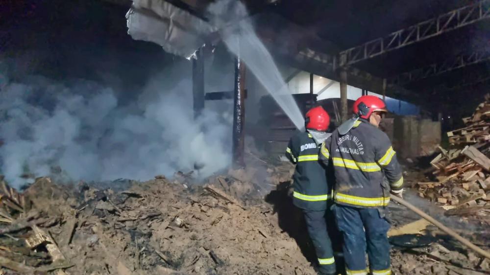 EM IRANDUBA, CORPO DE BOMBEIROS COMBATE INCÊNDIO EM OLARIA 