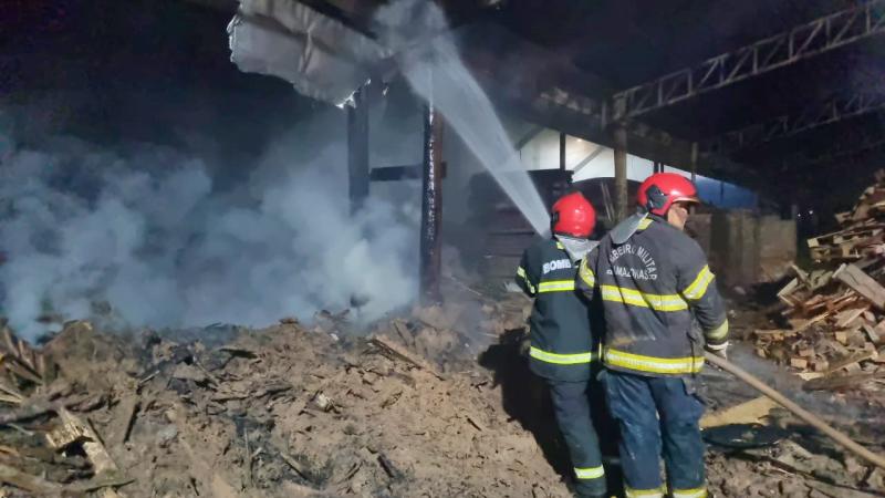 EM IRANDUBA, CORPO DE BOMBEIROS COMBATE INCÊNDIO EM OLARIA 