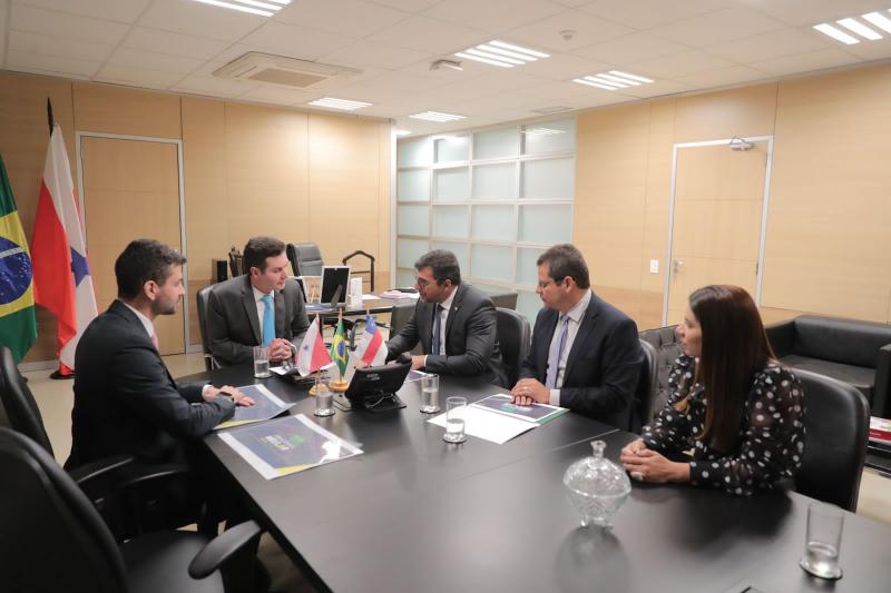 WILSON LIMA APRESENTA AMAZONAS MEU LAR AO MINISTRO DAS CIDADES E PARA A PRESIDENTE DA CAIXA