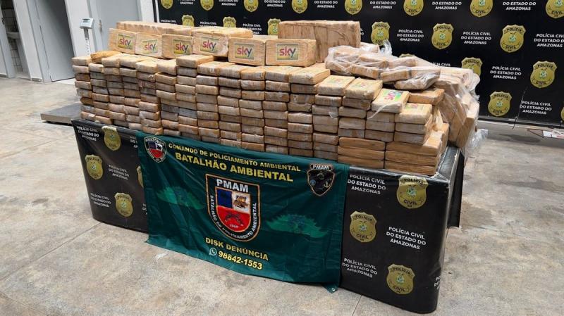 HOMEM É PRESO TRANSPORTANDO 730 KG DE COCAÍNA EM CAMINHÃO BAÚ NA  AM-010