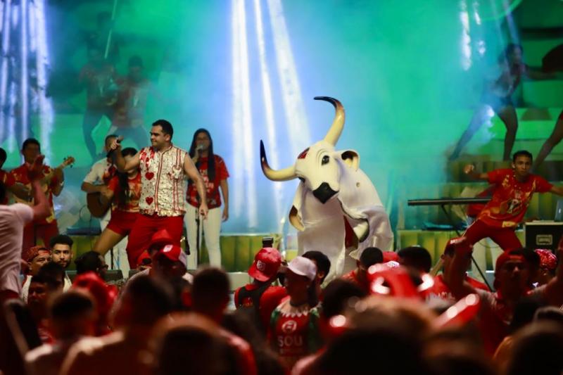 CLIMA DE ALVORADA: GARANTIDO REALIZA ENSAIO SHOW PARA O COMENDO GARANTIDO EM PARINTINS