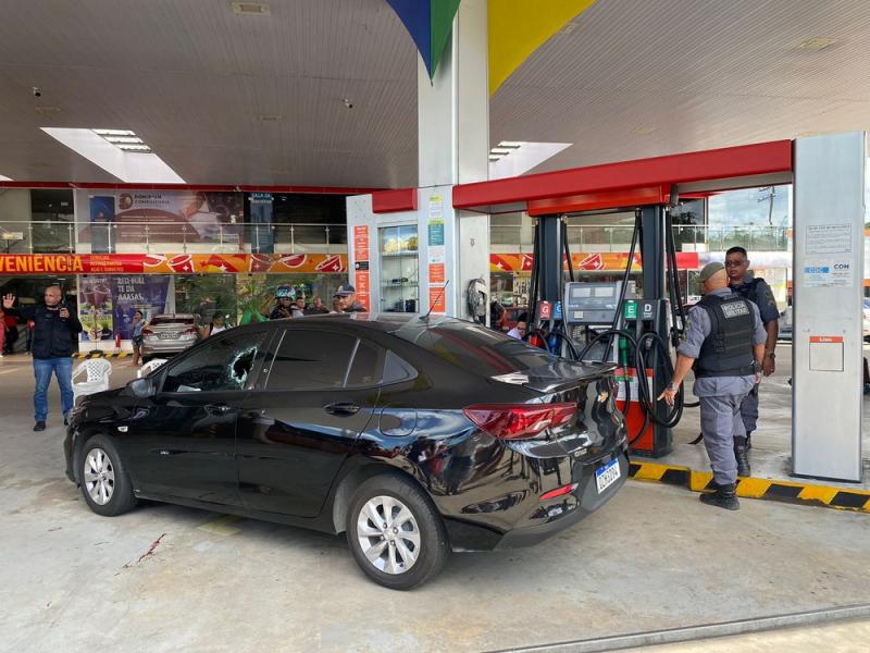 HOMEM MORRE AO TER CARRO ALVEJADO POR 4 ATIRADORES EM POSTO E TORQUATO, EM MANAUS