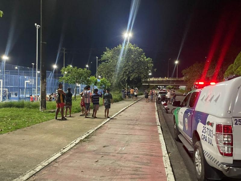 HOMEM É MORTO A TIROS EM QUADRA ESPORTIVA NO MORRO DA LIBERDADE, EM MANAUS