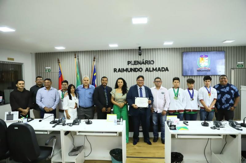 CÂMARA OUTORGA TÍTULO DE CIDADANIA PARINTINENSE AO PROFESSOR KLEBER BRITTO