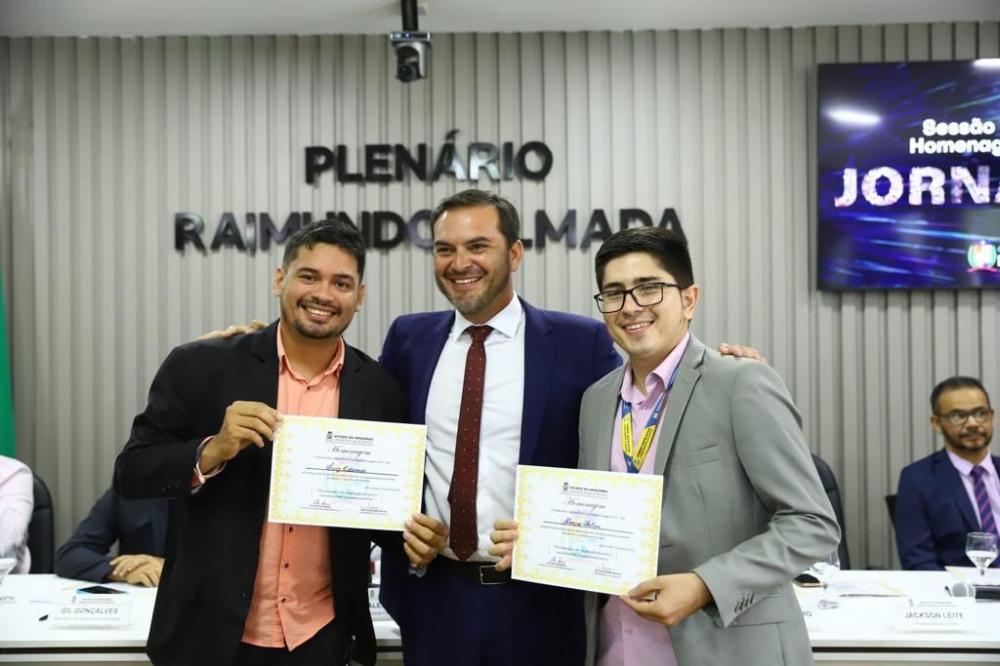 VEREADOR MATEUS ASSAYAG PRESTA HOMENAGEM A JORNALISTAS PARINTINENSES EM SESSÃO ESPECIAL
