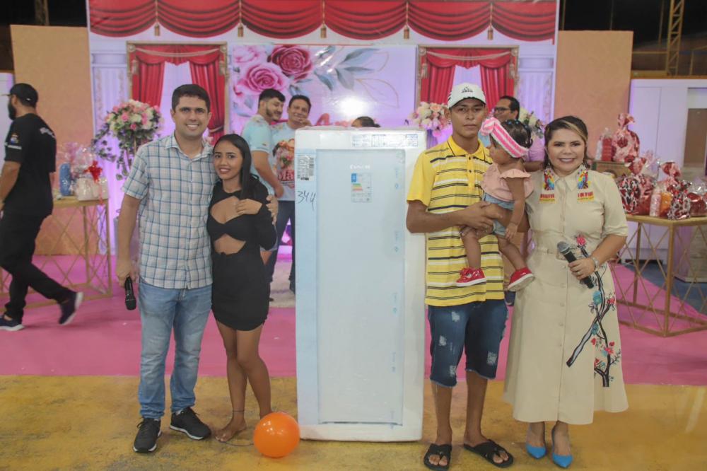 PREFEITA MARINA PANDOLFO REALIZA SHOW DE PRÊMIOS DO DIA DAS MÃES EM NHAMUNDÁ
