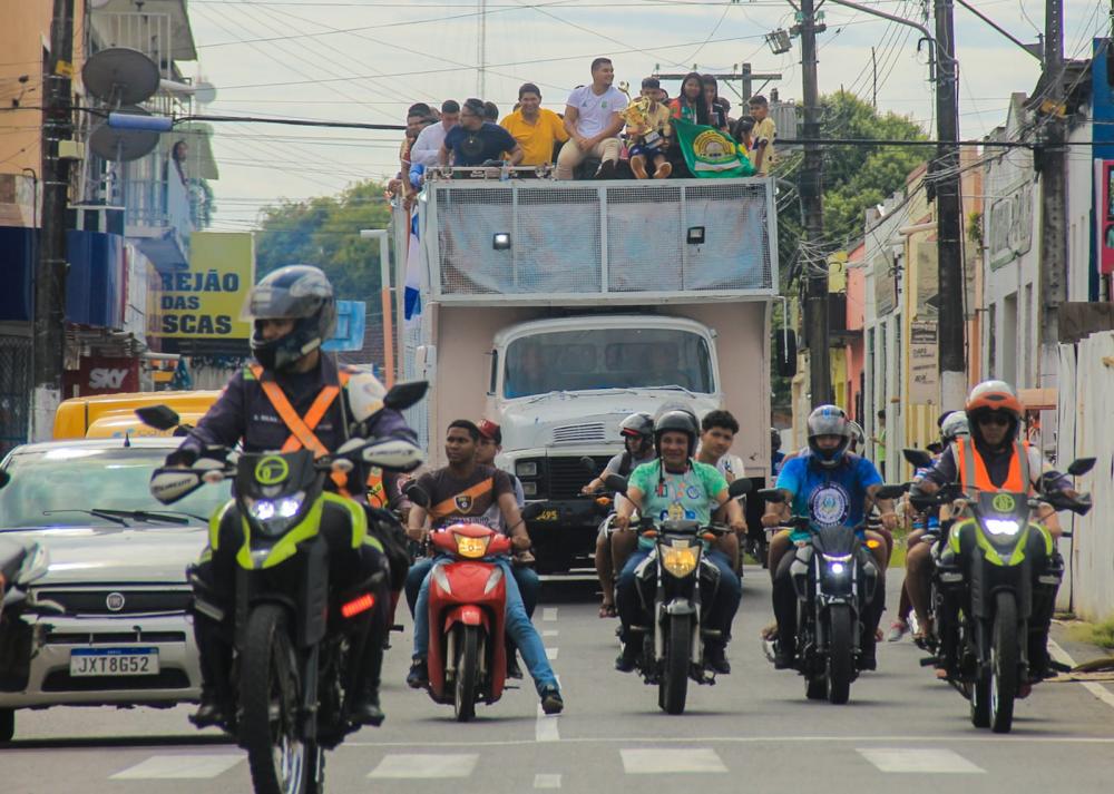 PARINTINS HOMENAGEIA RECORDISTA BRASILEIRO NO LANÇAMENTO DE DARDO E CAMPEÕES DO JEAS - PÓLO III