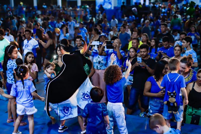 CAPRICHOSO: TARDE ALEGRE INFANTIL AZUL E BRANCA CELEBRA DIA DAS MÃES EM PARINTINS