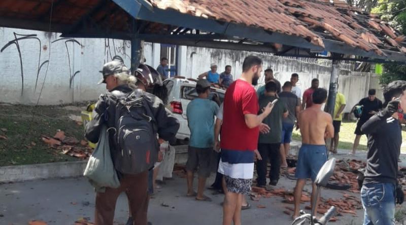APÓS COLISÃO, CARRO INVADE PARADA DE ÔNIBUS E DEIXA DUAS PESSOAS FERIDAS EM MANAUS