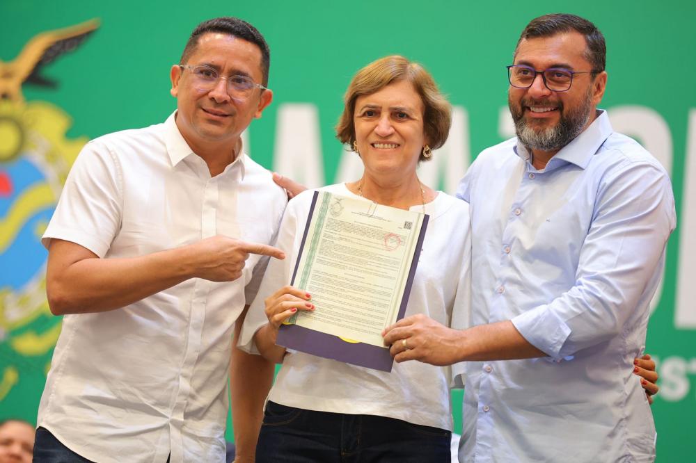 WILSON LIMA ENTREGA 355 TÍTULOS DE IMÓVEIS E REASSENTA FAMÍLIA DAS COMUNIDADES DA SHARP E MANAUS 200