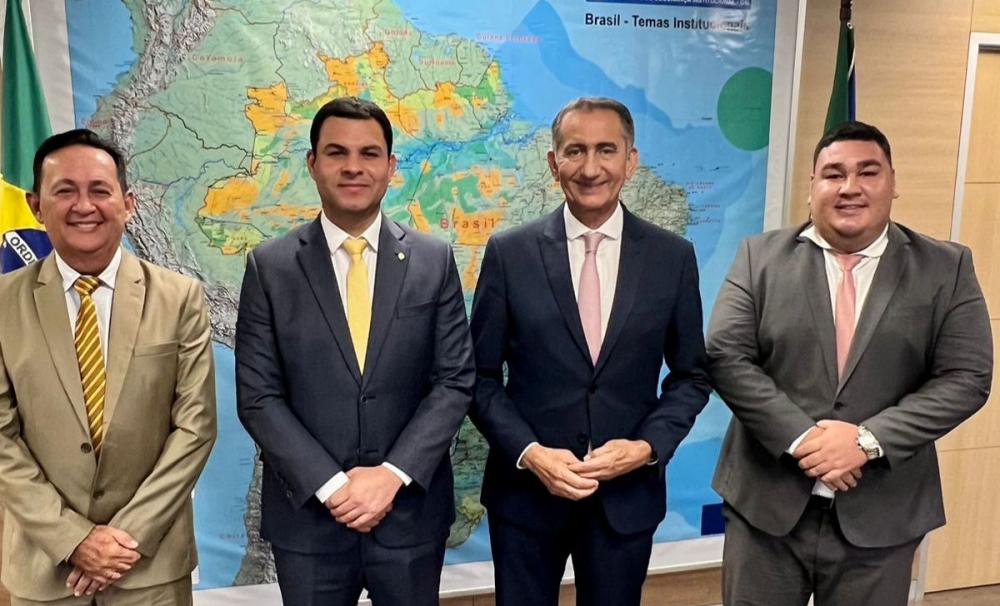 Em reunião com Saullo Vianna, ministo do Desenvolvimento Regional confirma recursos para construção de muro de contenção na orla de Parintins  